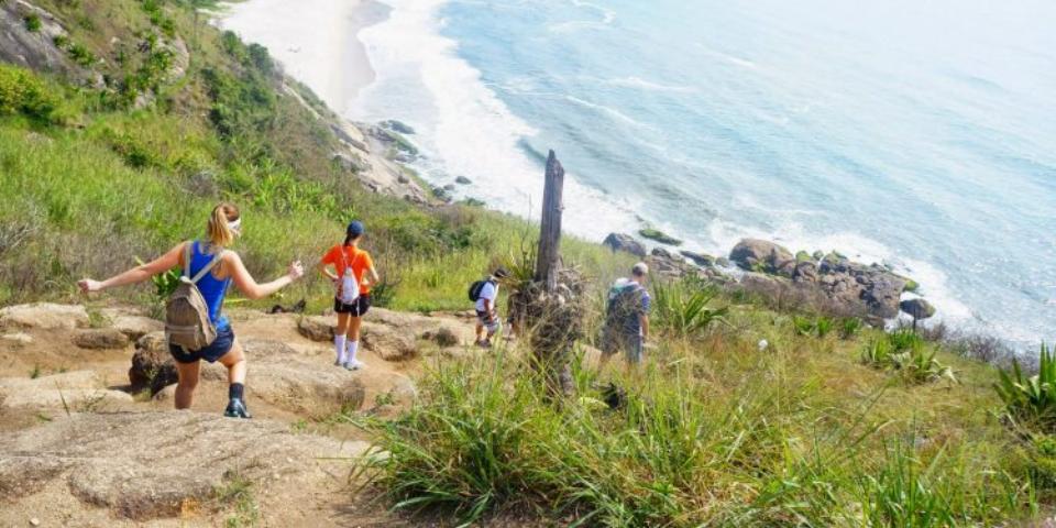 Trilha na praia do Campeche em Floripa